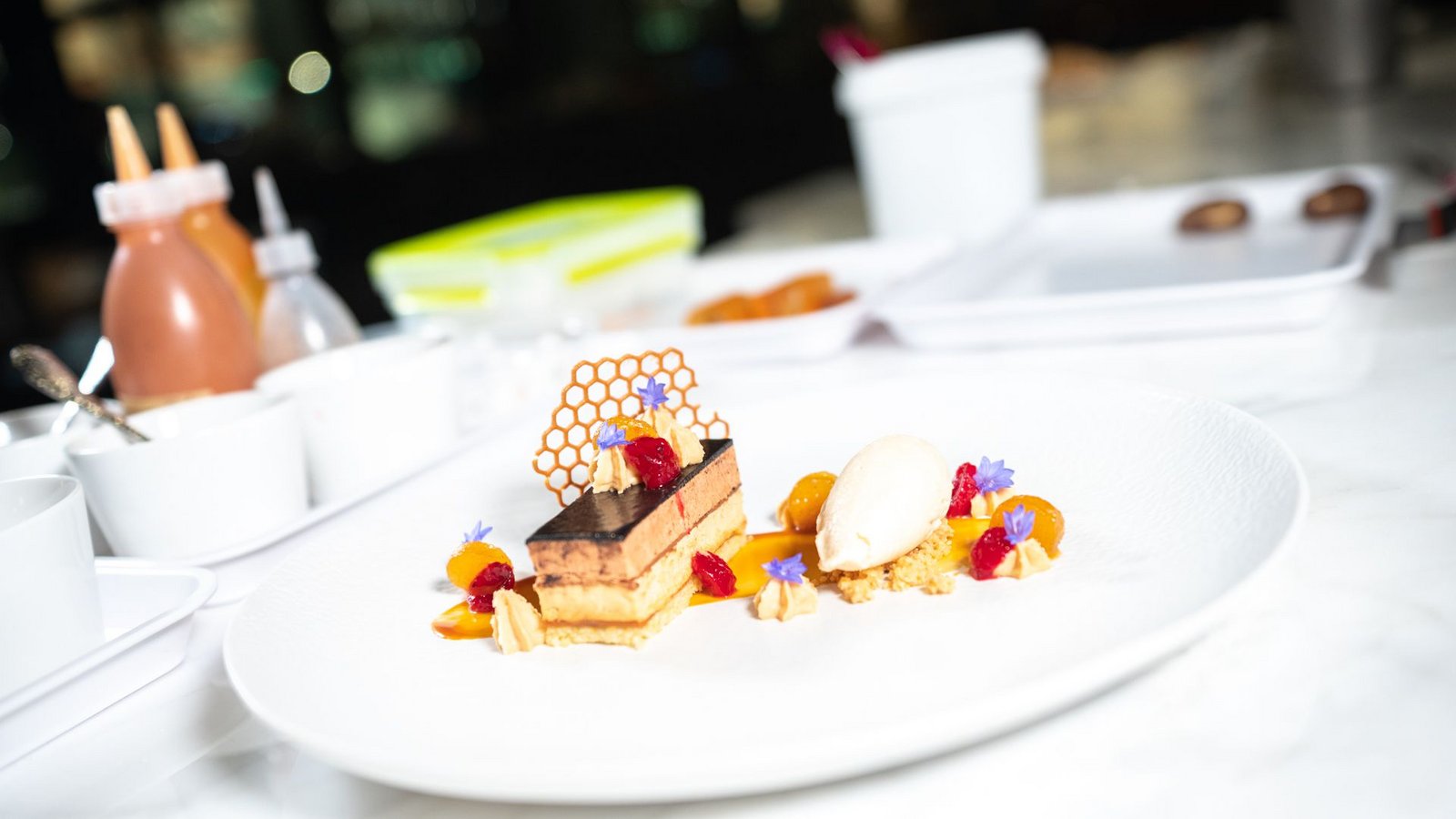 Auch die Desserts sind eine Pracht: hier eine „Symphonie von der Haselnuss mit Millot-Schokolade, Karmal und Kaffee“.Foto: Elmar Witt/Elmar Witt Auch die Desserts sind eine Pracht: hier eine „Symphonie von der Haselnuss mit Millot-Schokolade, Karmal und Kaffee“.Foto: Elmar Witt/Elmar Witt