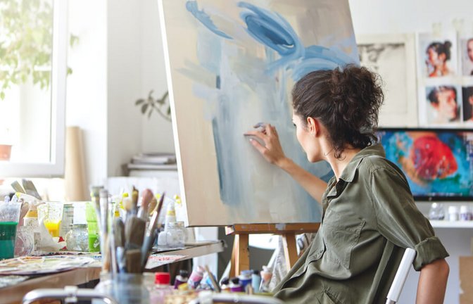 Hier finden Sie eine Liste mit kreativen Hobbys für zuhause, um Ihre Freizeit drinnen kreativ zu gestalten.<span class='image-autor'>Foto: Wayhome Studio</span>