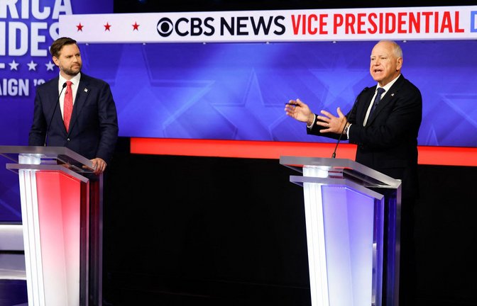 J.D. Vance (links) und Tim Walz im TV-Duell.<span class='image-autor'>Foto: Getty Images via AFP/CHIP SOMODEVILLA</span>