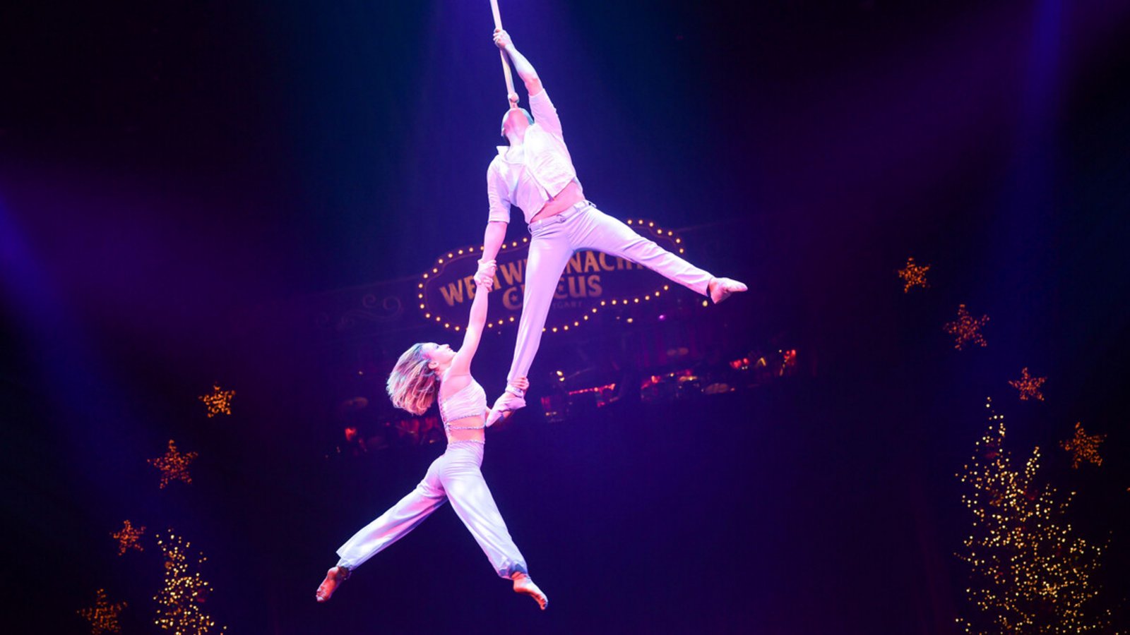 Eine Szene aus „Flight of Passion“, bei der am Montag beide Artisten im Weltweihnachtscircus abgestürzt sind.Foto: Lichtgut Eine Szene aus „Flight of Passion“, bei der am Montag beide Artisten im Weltweihnachtscircus abgestürzt sind.Foto: Lichtgut