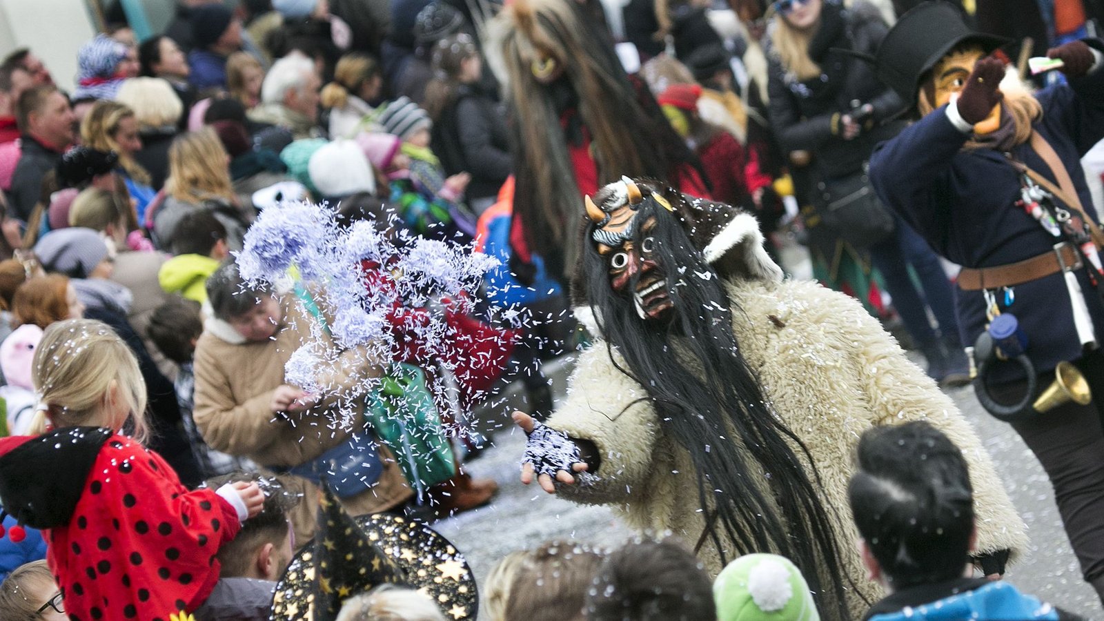 Zehntausende Zuschauer sind jedes Jahr dabei, wenn sich in Wernau mehr als 3000 Hästräger und Guggenmusiker versammeln. Der große Umzug findet in der Stadt am Neckar traditionell am Fasnetssamstag statt und beginnt um 14 Uhr. Wer die Narrenzunft unterstützen möchte, kann rund um den Umzug eine der typischen Umzugskrawatten kaufen. Zur Anreise mit dem ÖPNV fährt die Verlängerung der S-Bahn-Linie 1 an diesem Tag im 30-Minuten-Takt.Foto: Horst Rudel Zehntausende Zuschauer sind jedes Jahr dabei, wenn sich in Wernau mehr als 3000 Hästräger und Guggenmusiker versammeln. Der große Umzug findet in der Stadt am Neckar traditionell am Fasnetssamstag statt und beginnt um 14 Uhr. Wer die Narrenzunft unterstützen möchte, kann rund um den Umzug eine der typischen Umzugskrawatten kaufen. Zur Anreise mit dem ÖPNV fährt die Verlängerung der S-Bahn-Linie 1 an diesem Tag im 30-Minuten-Takt.Foto: Horst Rudel