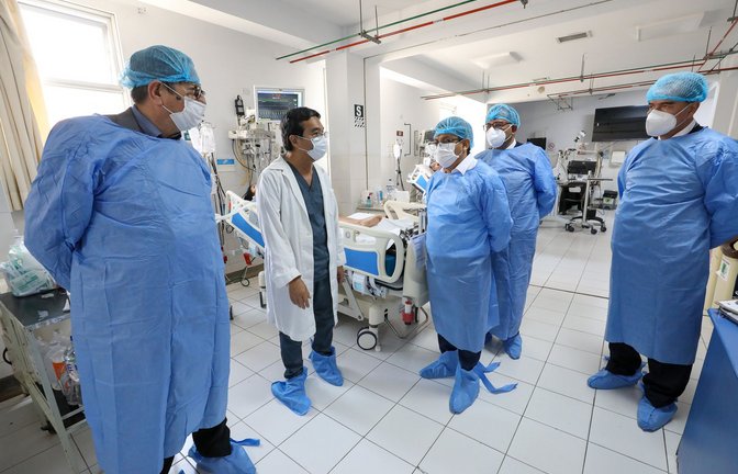Cesar Vasquez Sanchez (3. von links), Gesundheitsminister von Peru, besucht das Nationale Institut für Neurologische Wissenschaften, in dem derzeit zwei Patienten mit Guillain-Barré-Syndrom behandelt werden.<span class='image-autor'>Foto: Minsa/d/a</span>