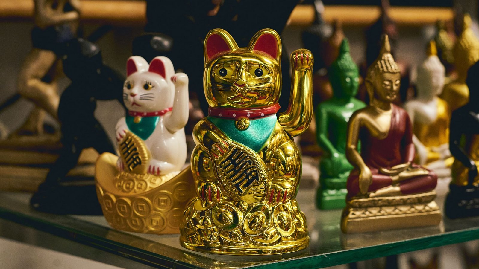 Japanisches Glückssymbol: WinkekatzeFoto: / Japanisches Glückssymbol: WinkekatzeFoto: /