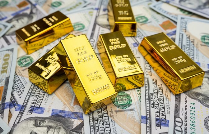 Der Goldpreis ist stark gefallen - doch warum? Die wichtigsten Gründe: Handelsgespräche, geopolitische Entspannung und US-Inflationsdaten.<span class='image-autor'>Foto: TaniaKitura / Shutterstock.com</span>