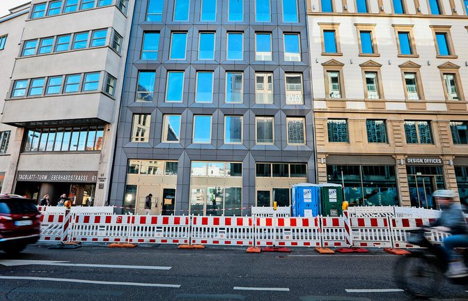 Das dunkle Gebäude zwischen dem Tagblattturm und den Eberhardhöfen (frühere Teppichgalerie) ist längst fertig, aber weiter nicht bezugsfertig.<span class='image-autor'>Foto: Lichtgut/Leif Piechowski</span>