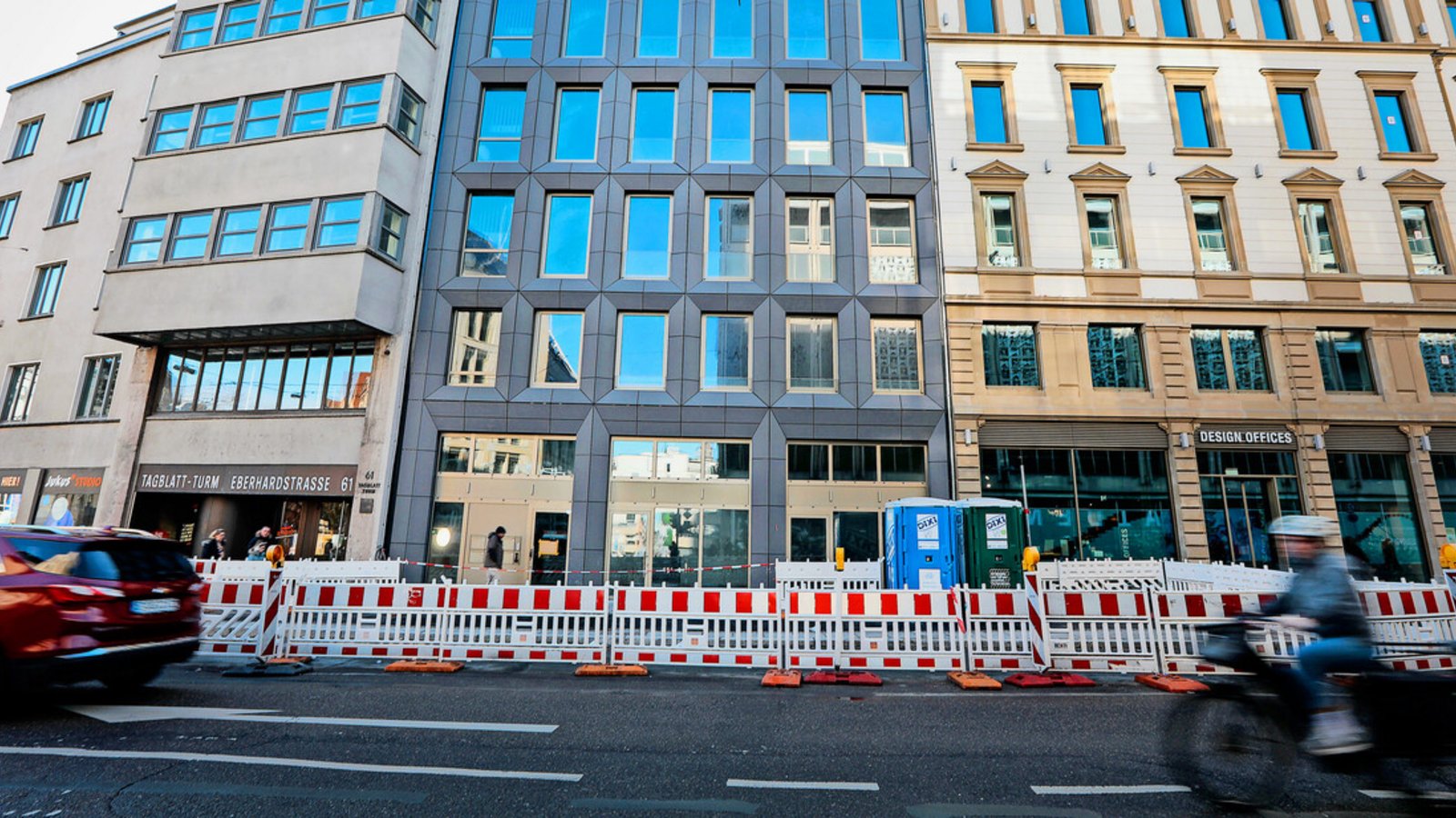 Das dunkle Gebäude zwischen dem Tagblattturm und den Eberhardhöfen (frühere Teppichgalerie) ist längst fertig, aber weiter nicht bezugsfertig.Foto: Lichtgut/Leif Piechowski Das dunkle Gebäude zwischen dem Tagblattturm und den Eberhardhöfen (frühere Teppichgalerie) ist längst fertig, aber weiter nicht bezugsfertig.Foto: Lichtgut/Leif Piechowski