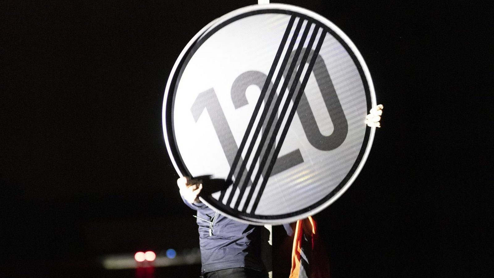 Aktivisten bei der Ausführung ihrer Guerilla-Aktion.Foto: privat