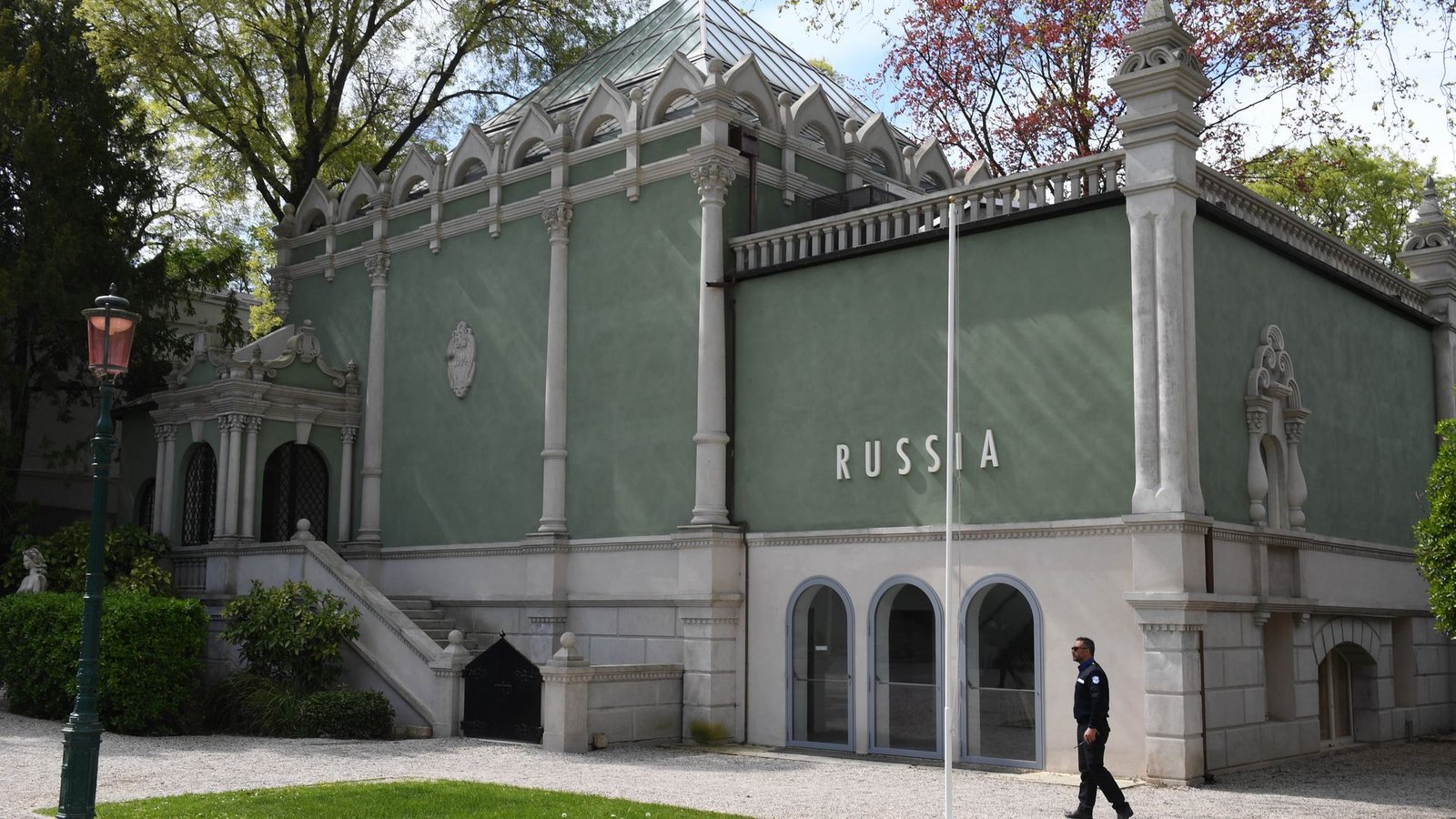 2022 und 2024 wurde der Pavillon von Russland nicht genutzt. Nun wird er wieder genutzt - wenn auch unter besonderen Bedingungen. (Archivbild)Foto: Felix Hörhager/dpa 2022 und 2024 wurde der Pavillon von Russland nicht genutzt. Nun wird er wieder genutzt - wenn auch unter besonderen Bedingungen. (Archivbild)Foto: Felix Hörhager/dpa