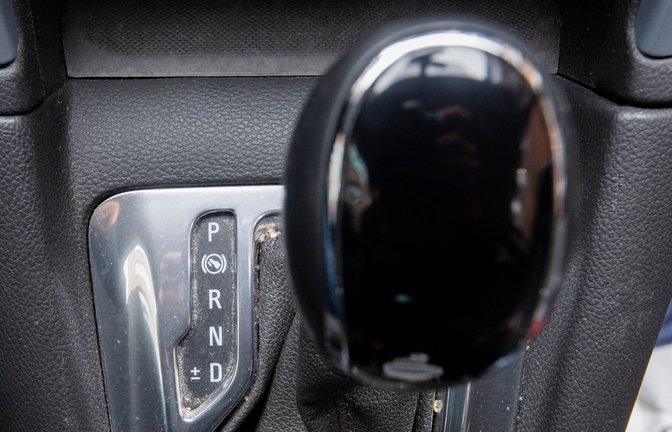 Autofahrer in Deutschland sind immer öfter in einem Wagen mit Automatikgetriebe unterwegs.<span class='image-autor'>Foto: Julian Stratenschulte/dpa</span>