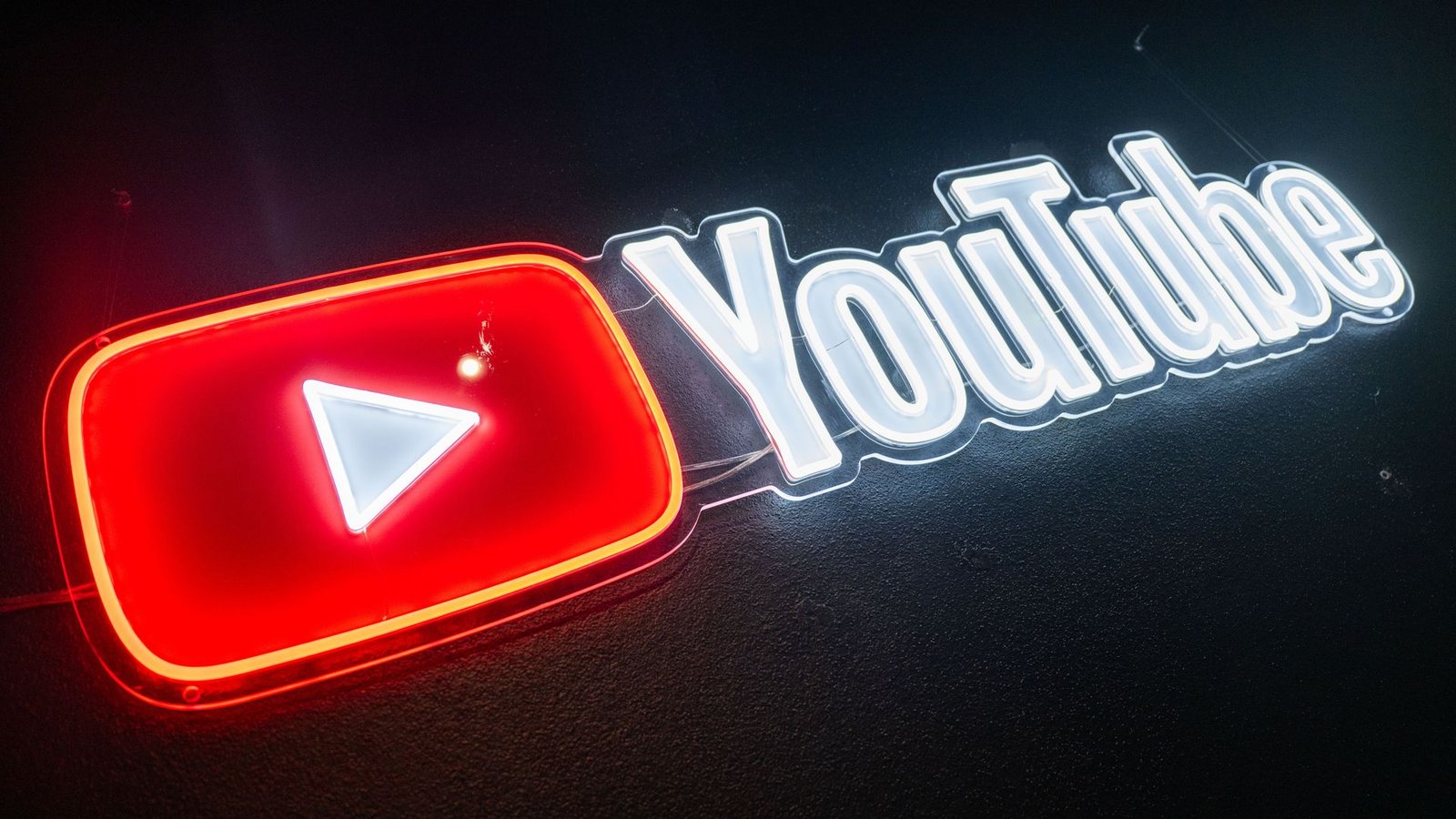 Nach einem Landgerichtsurteil müssen gesponserte YouTube-Videos klarer als bislang als Werbung gekennzeichnet werden.Foto: Christophe Gateau/dpa