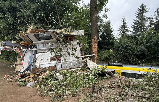 Am Tag nach dem Unglück wird das Ausmaß der Zerstörung an den Waggons sichtbar.<span class='image-autor'>Foto: Nico Pointner/dpa</span>