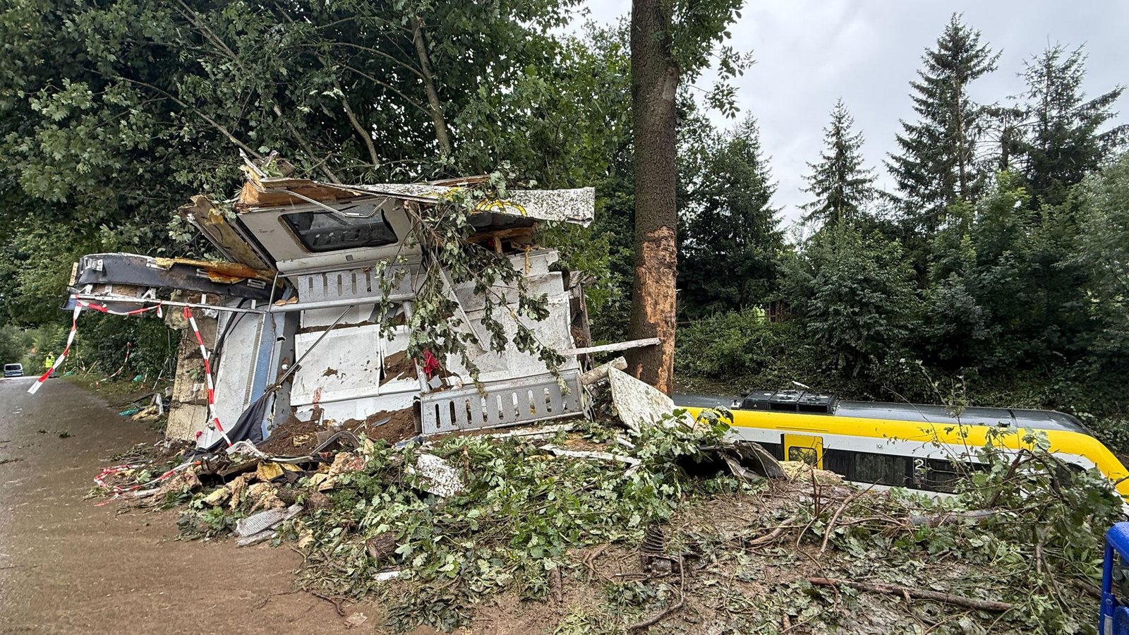 Am Tag nach dem Unglück wird das Ausmaß der Zerstörung an den Waggons sichtbar.Foto: Nico Pointner/dpa