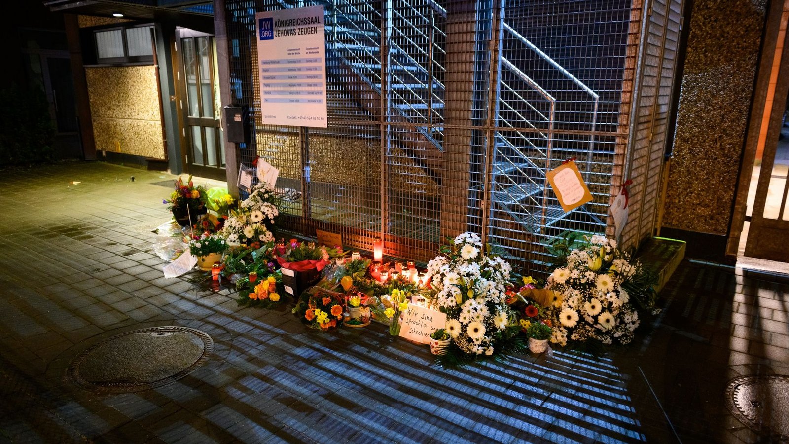 Der Eingangsbereich einer Kirche der Zeugen Jehovas: Bei Schüssen in dem Gebäude sind mehrere Menschen getötet worden.Foto: Jonas Walzberg/dpa