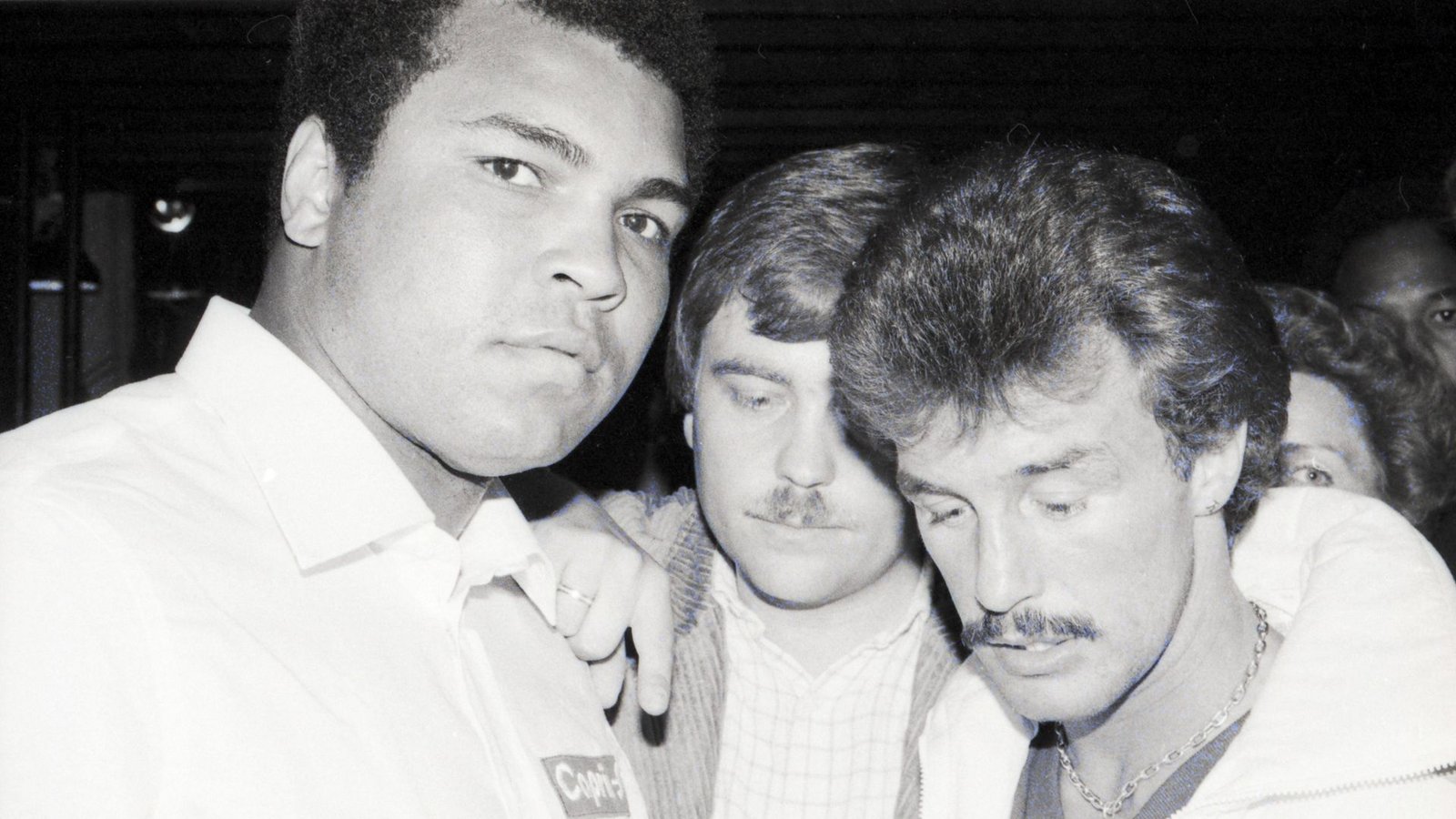 Weller mit seinem Idol Muhammad Ali. Als der junge Pforzheimer 1964 Ausschnitte einer seiner Kämpfe sieht, steht für ihn fest: Eines Tages will ich so kämpfen wie er.Foto: imago Weller mit seinem Idol Muhammad Ali. Als der junge Pforzheimer 1964 Ausschnitte einer seiner Kämpfe sieht, steht für ihn fest: Eines Tages will ich so kämpfen wie er.Foto: imago