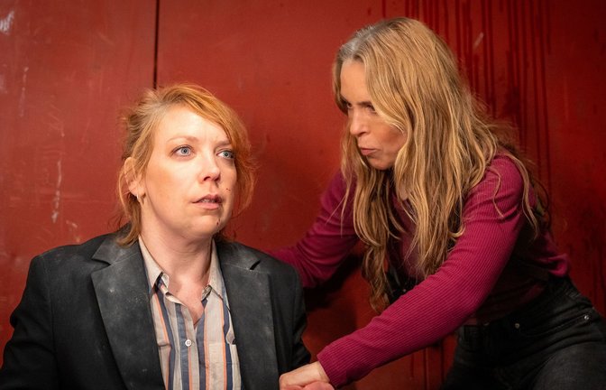 Für Melly Böwe (Lina Beckmann, li.) kommt es zu einer weiteren dramatischen Situation. Kollegin Katrin König (Anneke Kim Sarnau) steht ihr danach bei.<span class='image-autor'>Foto: NDR/Boris Laewen</span>