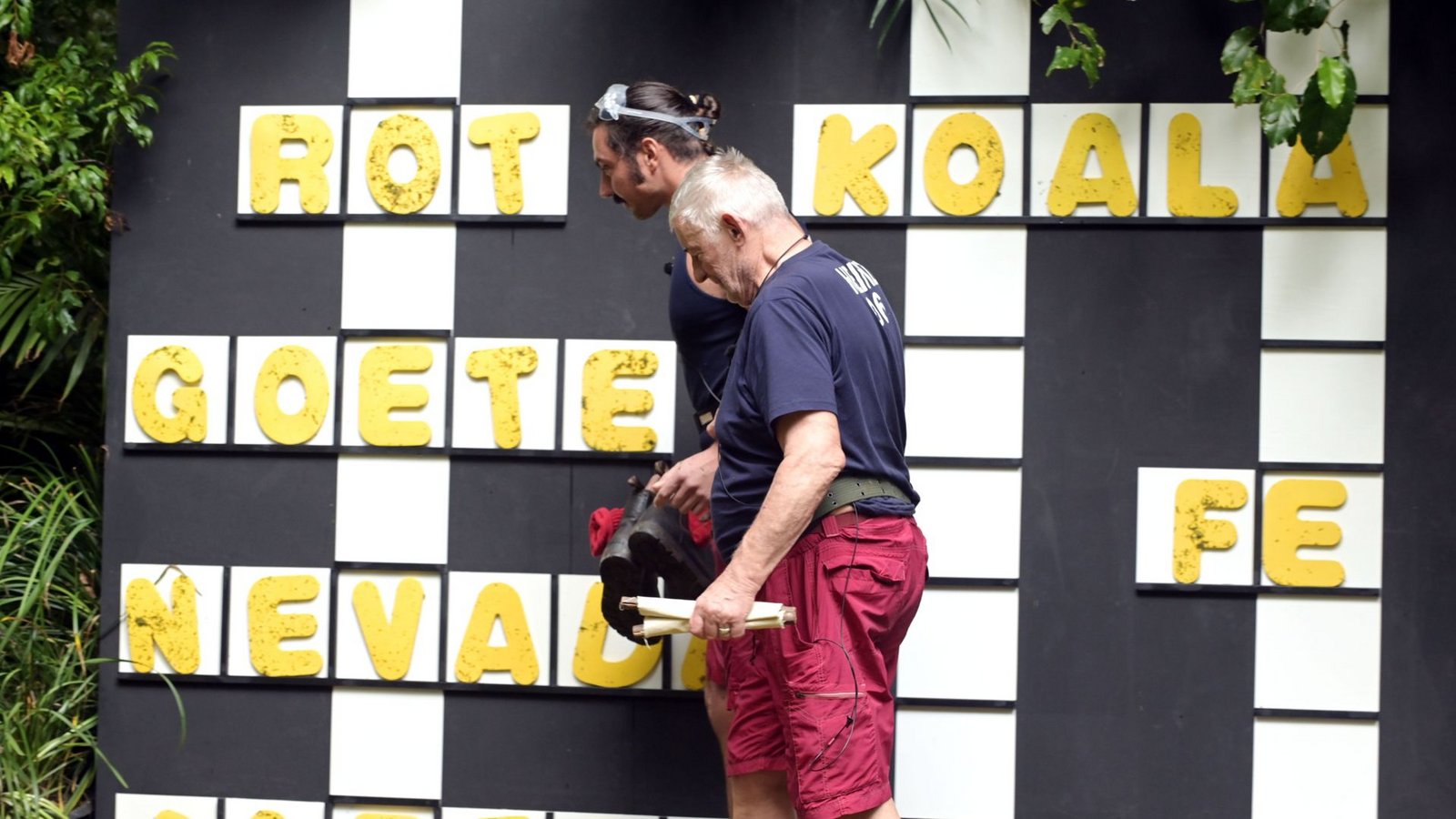 Wie schreibt man nochmal Goethe? Heinz (vorne) und Fabio sind bei ihrer Schatzsuche orthografisch nicht ganz auf der Höhe.Foto: RTL / Stefan Thoyah/Tag 6 Wie schreibt man nochmal Goethe? Heinz (vorne) und Fabio sind bei ihrer Schatzsuche orthografisch nicht ganz auf der Höhe.Foto: RTL / Stefan Thoyah/Tag 6