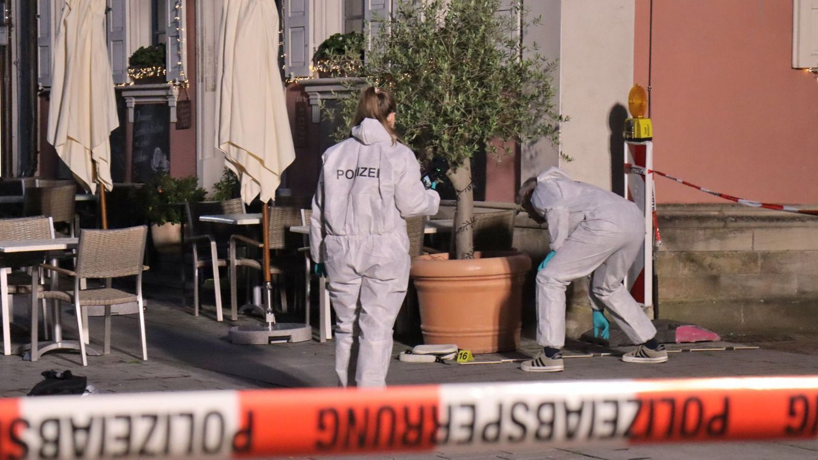 Der Tatort eines nächtlichen Polizeieinsatzes ist mit Flatterband abgesperrt, dahinter Beamte der Spurensicherung im Einsatz.Foto: Priebe/pr-video/dpa Der Tatort eines nächtlichen Polizeieinsatzes ist mit Flatterband abgesperrt, dahinter Beamte der Spurensicherung im Einsatz.Foto: Priebe/pr-video/dpa