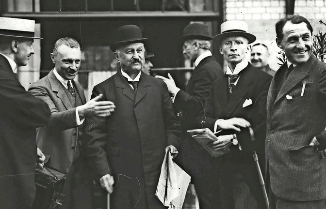 Gute Miene  zu heiklen Fragen: Reichskanzler Constantin Fehrenbach (Dritter von links) im Juli 1920 auf der Konferenz von Spa, wo es darum ging, wie Deutschland die Auflagen des Versailler Vertrags erfüllen sollte.<span class='image-autor'>Foto: ANL/Shutterstock</span>