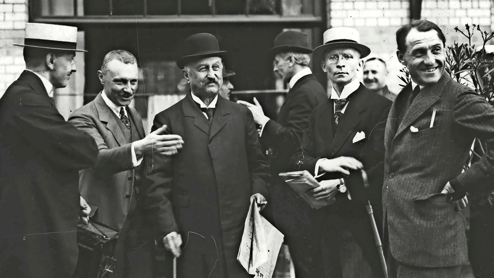 Gute Miene zu heiklen Fragen: Reichskanzler Constantin Fehrenbach (Dritter von links) im Juli 1920 auf der Konferenz von Spa, wo es darum ging, wie Deutschland die Auflagen des Versailler Vertrags erfüllen sollte.Foto: ANL/Shutterstock Gute Miene zu heiklen Fragen: Reichskanzler Constantin Fehrenbach (Dritter von links) im Juli 1920 auf der Konferenz von Spa, wo es darum ging, wie Deutschland die Auflagen des Versailler Vertrags erfüllen sollte.Foto: ANL/Shutterstock