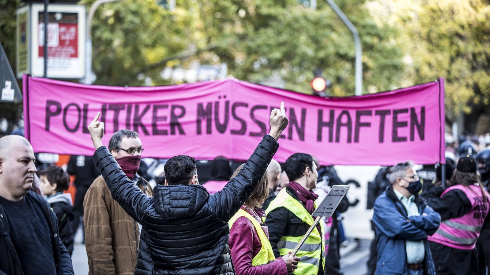 Querdenker bei einer Demonstration gegen CoronamaßnahmenFoto: imago images/Michael Schick/Michael Schick via www.imago-images.de Querdenker bei einer Demonstration gegen CoronamaßnahmenFoto: imago images/Michael Schick/Michael Schick via www.imago-images.de
