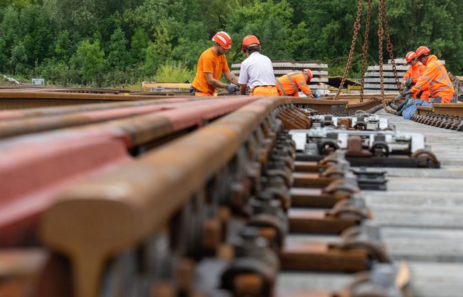 Gleisarbeiter an der Strecke Hamburg-Berlin – sie haben nun ein Dreivierteljahr freie Bahn.<span class='image-autor'>Foto: Soeren Stache/dpa</span>