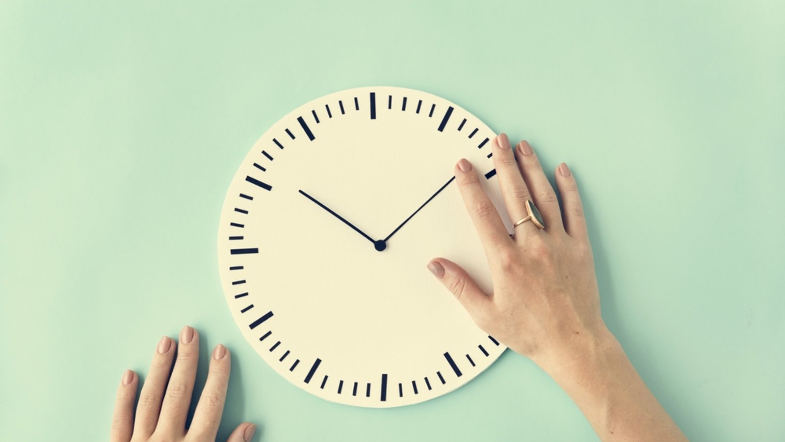 Um wie viel Uhr ist das Geld da?Foto: Rawpixel.com / shutterstock.com