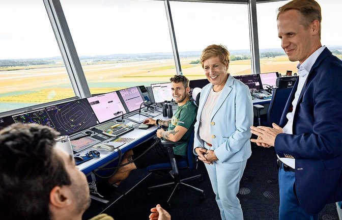 Die baden-württembergische Verkehrsministerin Nicol Razavi (Mitte) hat sich im Tower  über die Sicherheit am Stuttgarter Flughafen erkundigt.<span class='image-autor'>Foto: Lichtgut/Julian Rettig</span>