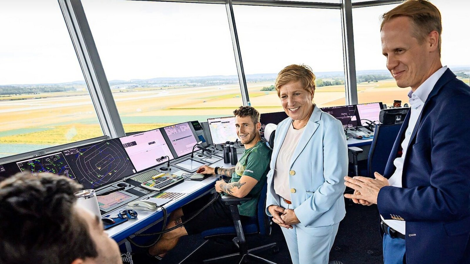 Die baden-württembergische Verkehrsministerin Nicol Razavi (Mitte) hat sich im Tower über die Sicherheit am Stuttgarter Flughafen erkundigt.Foto: Lichtgut/Julian Rettig Die baden-württembergische Verkehrsministerin Nicol Razavi (Mitte) hat sich im Tower über die Sicherheit am Stuttgarter Flughafen erkundigt.Foto: Lichtgut/Julian Rettig