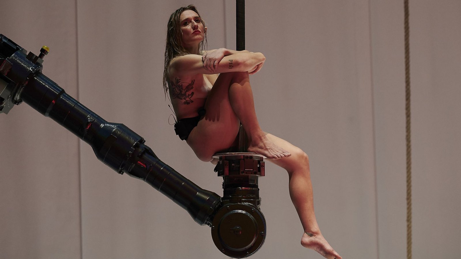 Performancekünstlerin Sophie Duncan während einer Aufführung der Inszenierung „Sancta“ von Florentina HolzingerFoto: dpa/Staatsoper Stuttgart/Matthias Baus Performancekünstlerin Sophie Duncan während einer Aufführung der Inszenierung „Sancta“ von Florentina HolzingerFoto: dpa/Staatsoper Stuttgart/Matthias Baus