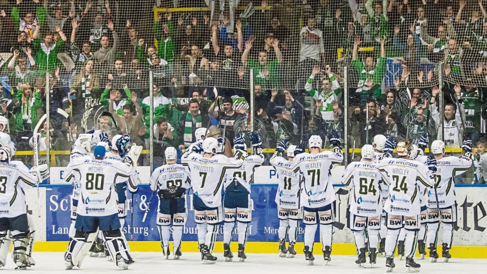 Schon im dritten Jahr nacheinander feiern die Bietigheim Steelers den Einzug ins Play-off-Finale der Deutschen Eishockey Liga (DEL) 2 und jubeln gemeinsam mit ihren Fans. Foto: Simecek