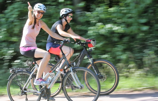 Rasant und gleichzeitig entspannt unterwegs sind viele der Radtour-Teilnehmer. <span class='image-autor'>Fotos: Küppers</span>