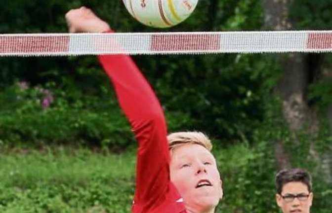 Nils Kersch kämpft mit der U 16 des TV Vaihingen bei der Faustball-DM in Großenaspe um eine Medaille. Foto: Küppers