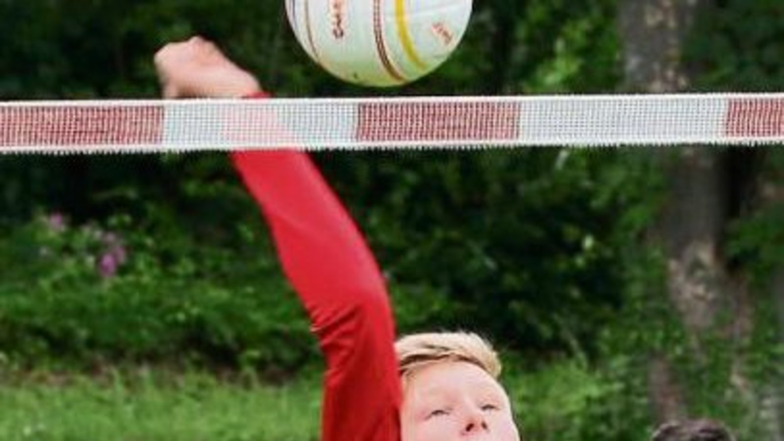 Nils Kersch kämpft mit der U 16 des TV Vaihingen bei der Faustball-DM in Großenaspe um eine Medaille. Foto: Küppers Nils Kersch kämpft mit der U 16 des TV Vaihingen bei der Faustball-DM in Großenaspe um eine Medaille. Foto: Küppers