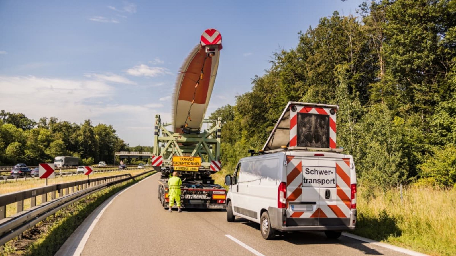Der Schwertransport blieb gegen 0.30 Uhr liegen.SDMG Der Schwertransport blieb gegen 0.30 Uhr liegen.SDMG
