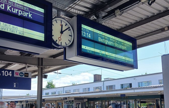 Im Bahnhof in Pforzheim warten viele Reisende darauf, dass es weitergeht. Foto: Müller