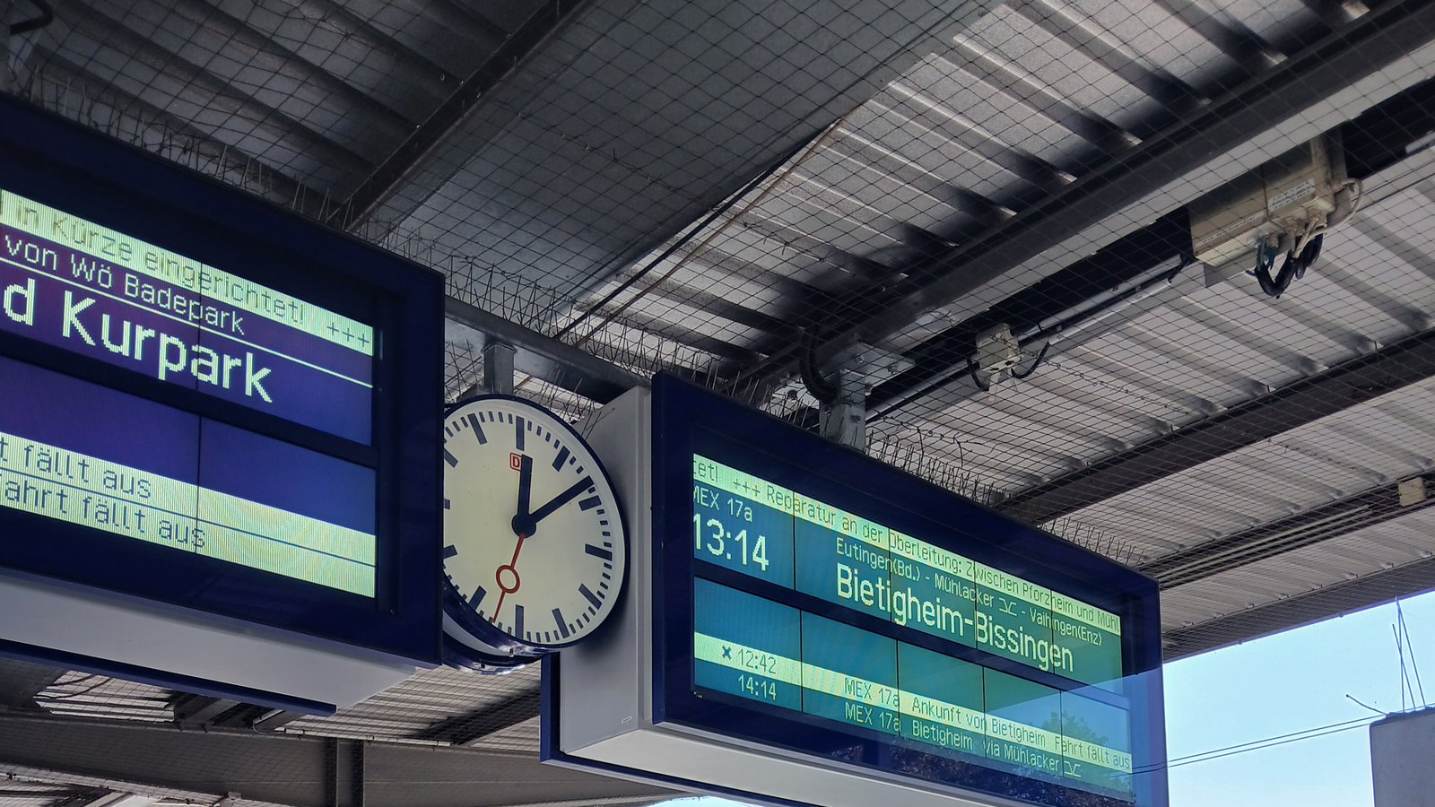 Im Bahnhof in Pforzheim warten viele Reisende darauf, dass es weitergeht. Foto: Müller