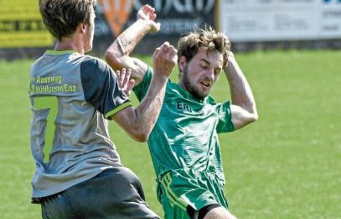 Beerbt Max Weeber (rechts) seinen zum SV Leonberg/Eltingen abgewanderten Bruder Axel als Sechser beim SV Iptingen? Foto: Leitner
