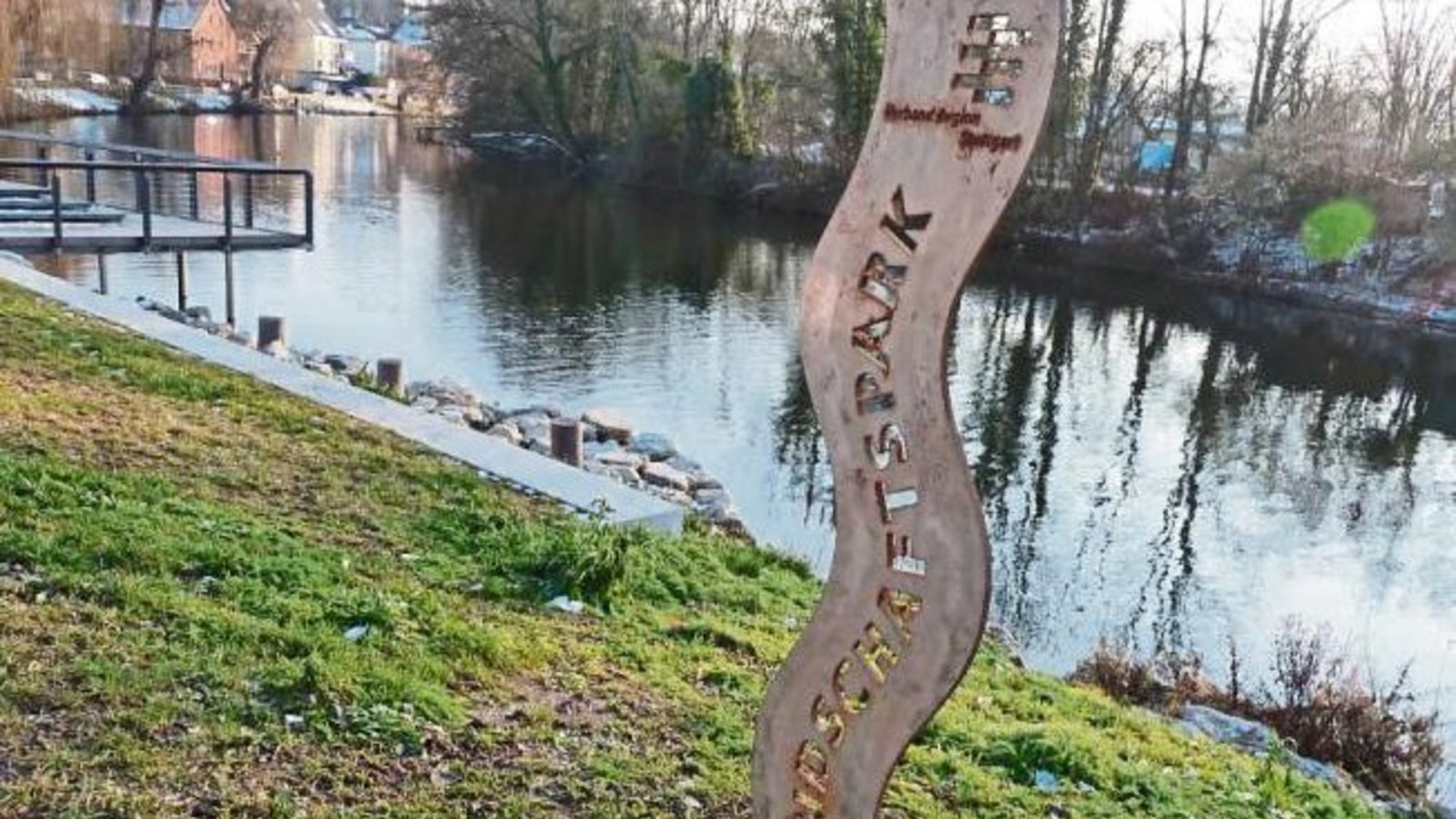 So sieht also ein Landschaftspark aus: umgestaltetes Enzufer in Vaihingen. Foto: Arning