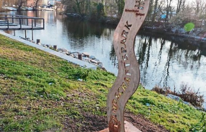 So sieht also ein Landschaftspark aus: umgestaltetes Enzufer in Vaihingen. Foto: Arning