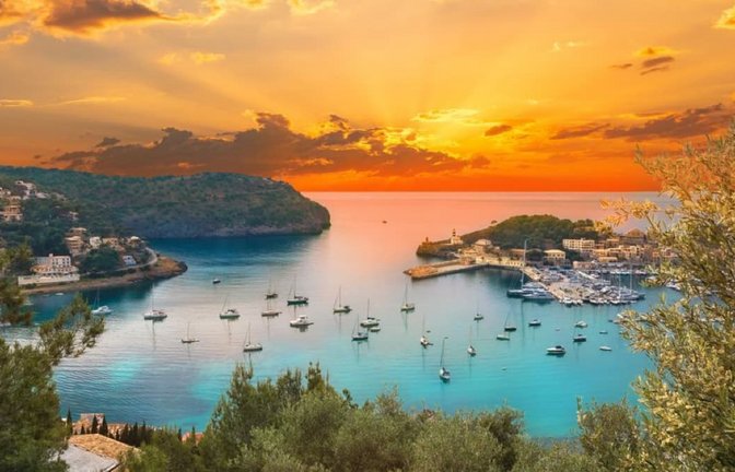 Auf die Verdunklung folgt in Port de Sóller fast nahtlos der Sonnenuntergang.<span class='image-autor'>Shutterstock/ Cristian Mircea Balate</span>