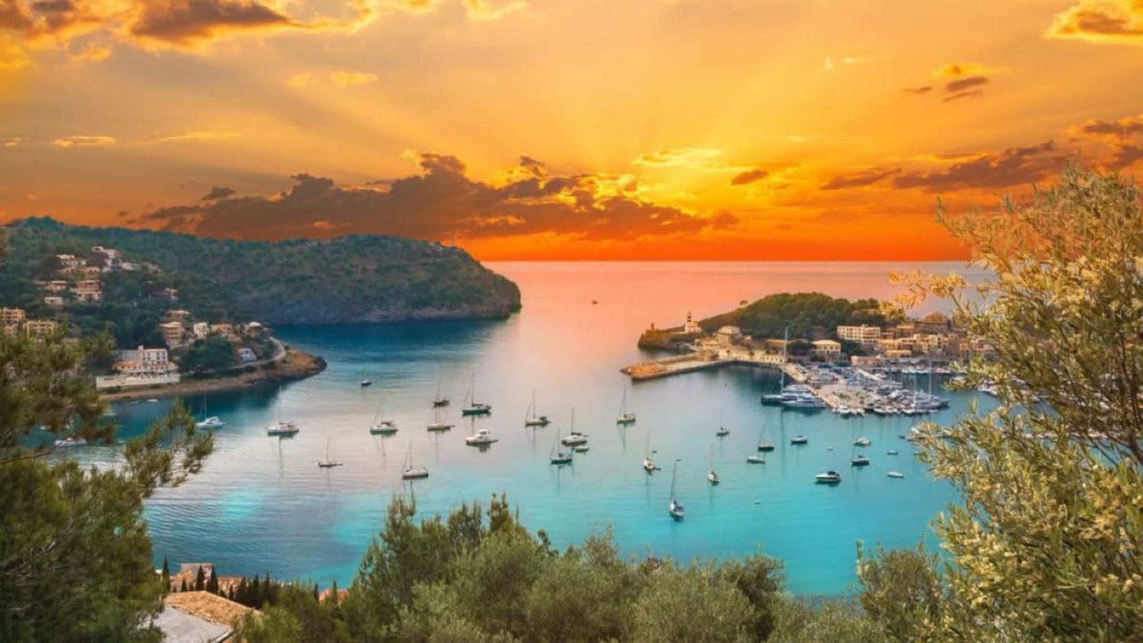 Auf die Verdunklung folgt in Port de Sóller fast nahtlos der Sonnenuntergang.Shutterstock/ Cristian Mircea Balate Auf die Verdunklung folgt in Port de Sóller fast nahtlos der Sonnenuntergang.Shutterstock/ Cristian Mircea Balate