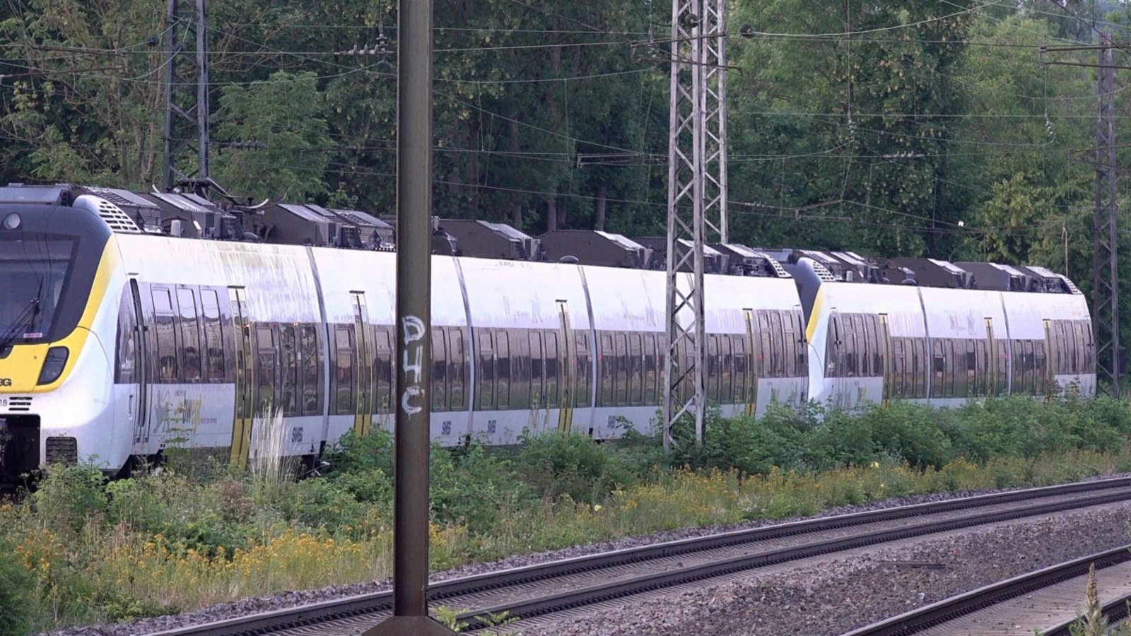 Der beschädigte Zug konnte nach dem Unfall beim Sachsenheimer Bahnhof nicht weiterfahren. Die Passagiere blieben unverletzt. Foto: 7aktuell.de/Hald Der beschädigte Zug konnte nach dem Unfall beim Sachsenheimer Bahnhof nicht weiterfahren. Die Passagiere blieben unverletzt. Foto: 7aktuell.de/Hald