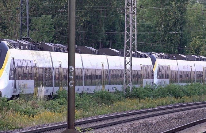 Der beschädigte Zug konnte nach dem Unfall beim Sachsenheimer Bahnhof nicht weiterfahren. Die Passagiere blieben unverletzt.  <span class='image-autor'>Foto: 7aktuell.de/Hald</span>