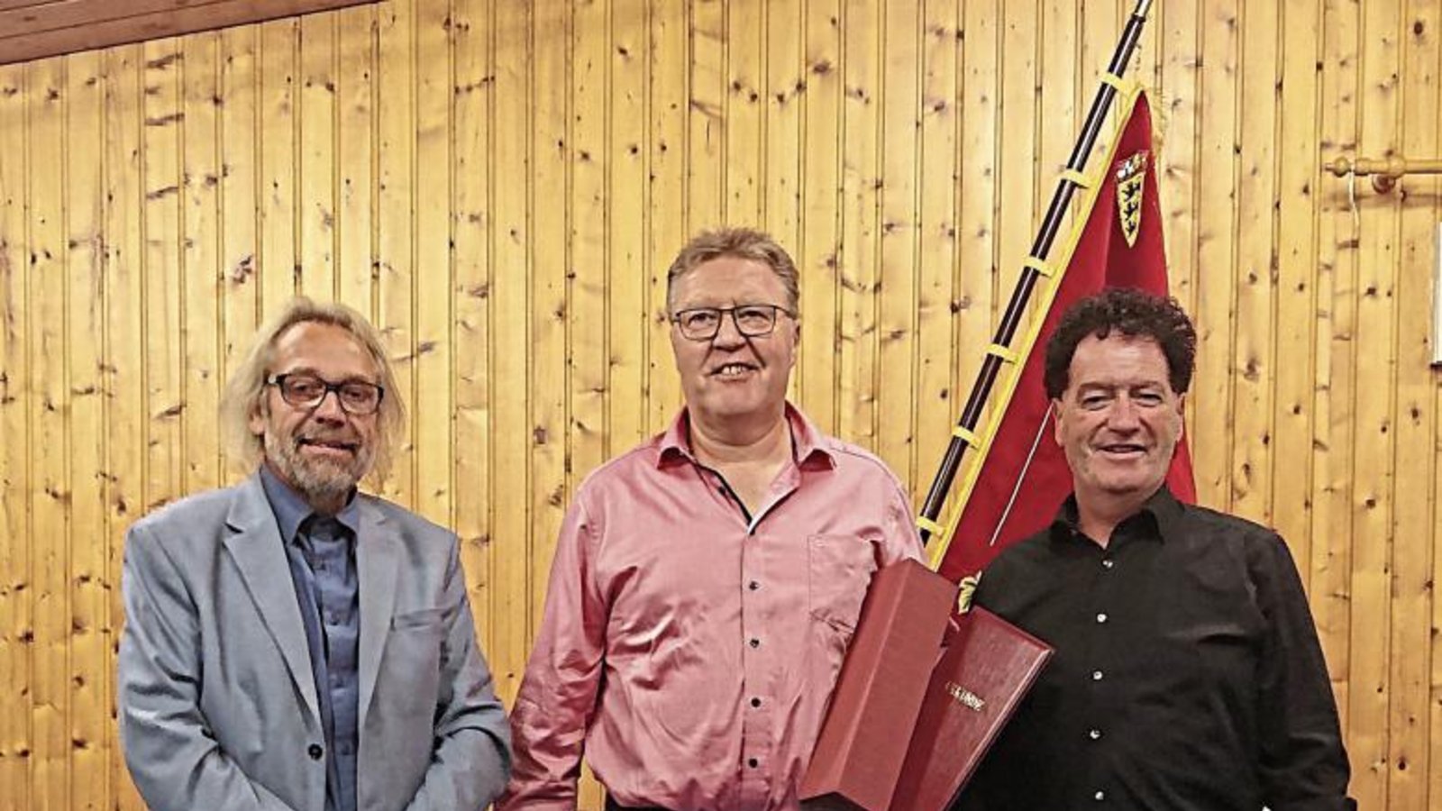 Bernd Schaßberger (Mitte) wurde von Sigi Nonnenmann (links) und Peter Pförsich zum Ehrenmitglied ernannt. Foto: p Bernd Schaßberger (Mitte) wurde von Sigi Nonnenmann (links) und Peter Pförsich zum Ehrenmitglied ernannt. Foto: p