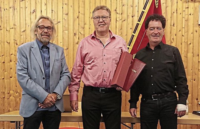 Bernd Schaßberger (Mitte) wurde von Sigi Nonnenmann (links) und Peter Pförsich zum Ehrenmitglied ernannt. Foto: p