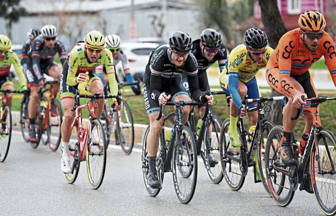 Alexander Krieger (Vierter von rechts) ist bei der Tour of Antalya in die Saison 2018 eingestiegen. Foto: Haumesser