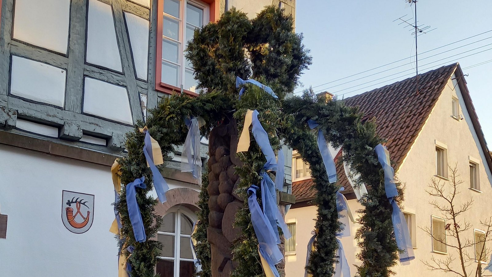 Hoffen auf Frieden: „Eigentlich war es Faschingsdeko“, nun zeige es die Solidarität mit der Ukraine, schreibt die Horrheimer Ortsvorsteherin Anita Götz zum ihrem Foto vom Rathausbrunnen. Hoffen auf Frieden: „Eigentlich war es Faschingsdeko“, nun zeige es die Solidarität mit der Ukraine, schreibt die Horrheimer Ortsvorsteherin Anita Götz zum ihrem Foto vom Rathausbrunnen.