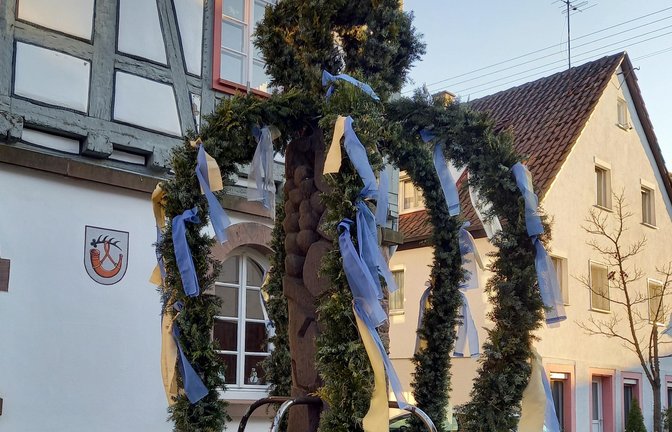 Hoffen auf Frieden: „Eigentlich war es Faschingsdeko“, nun zeige es die Solidarität mit der Ukraine, schreibt die Horrheimer Ortsvorsteherin Anita Götz zum ihrem Foto vom Rathausbrunnen.