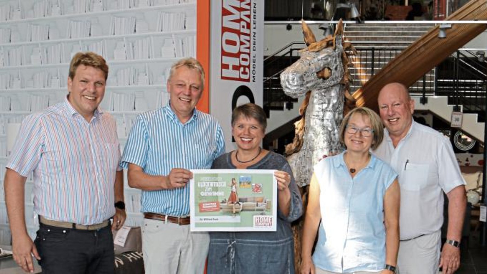 Stefan Schmid (links) und Martin und Isabel Schmid (rechts) mit dem Gewinnerpaar. Foto: Rücker Stefan Schmid (links) und Martin und Isabel Schmid (rechts) mit dem Gewinnerpaar. Foto: Rücker
