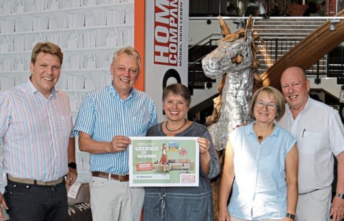 Stefan Schmid (links) und Martin und Isabel Schmid (rechts) mit dem Gewinnerpaar. Foto: Rücker
